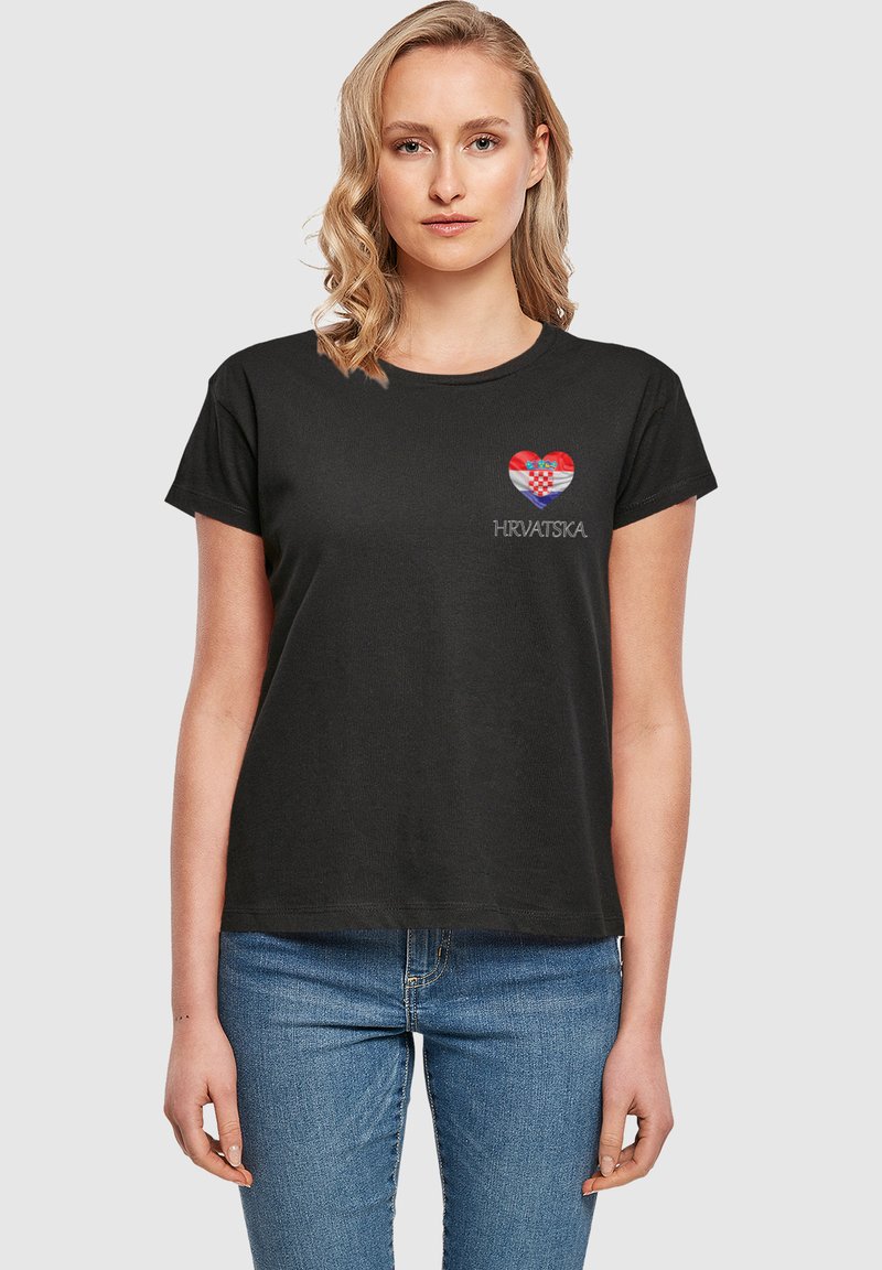 Sort T-shirt med en hjerte-design med den kroatiske flag og ordet "HRVATSKA" under. Korte ærmer, lavet af bomuld.