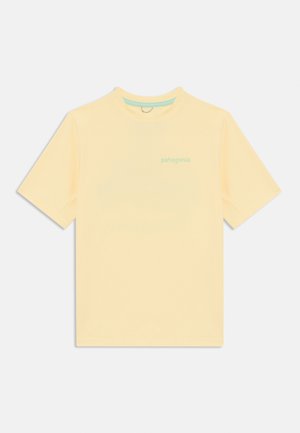 Lys gul kortermet T-skjorte laget av myk stoff, med en subtil grønn Patagonia-logo på forsiden. Enkel design, rund hals.