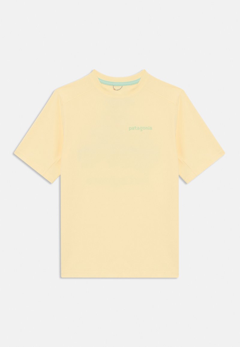 Camiseta amarela clara de manga curta, feita de tecido suave, apresentando um discreto logotipo verde da Patagonia na frente. Design simples, com gola redonda.