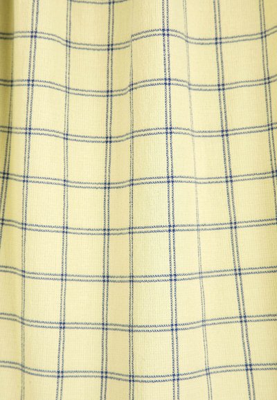 Tissu jaune avec un motif en grille bleue composé de lignes verticales et horizontales espacées régulièrement formant des carrés.