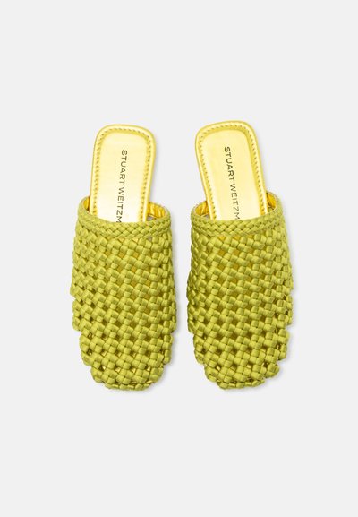 Paire de sandales tissées vert citron à enfiler avec bout carré et semelle intérieure rembourrée dorée étiquetée "STUART WEITZMAN."