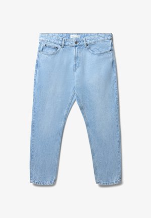 Helleblaue Jeans aus Denim mit geradem Schnitt, Fünf-Taschen-Design und Einzelknopfverschluss; weist dezente Abnutzungsspuren und eine strukturierte Oberfläche auf.