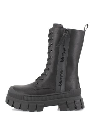 Bota negra de cordones hasta la rodilla, hecha de material sintético suave, con suela gruesa y estriada, y un detalle de cremallera con logotipo.