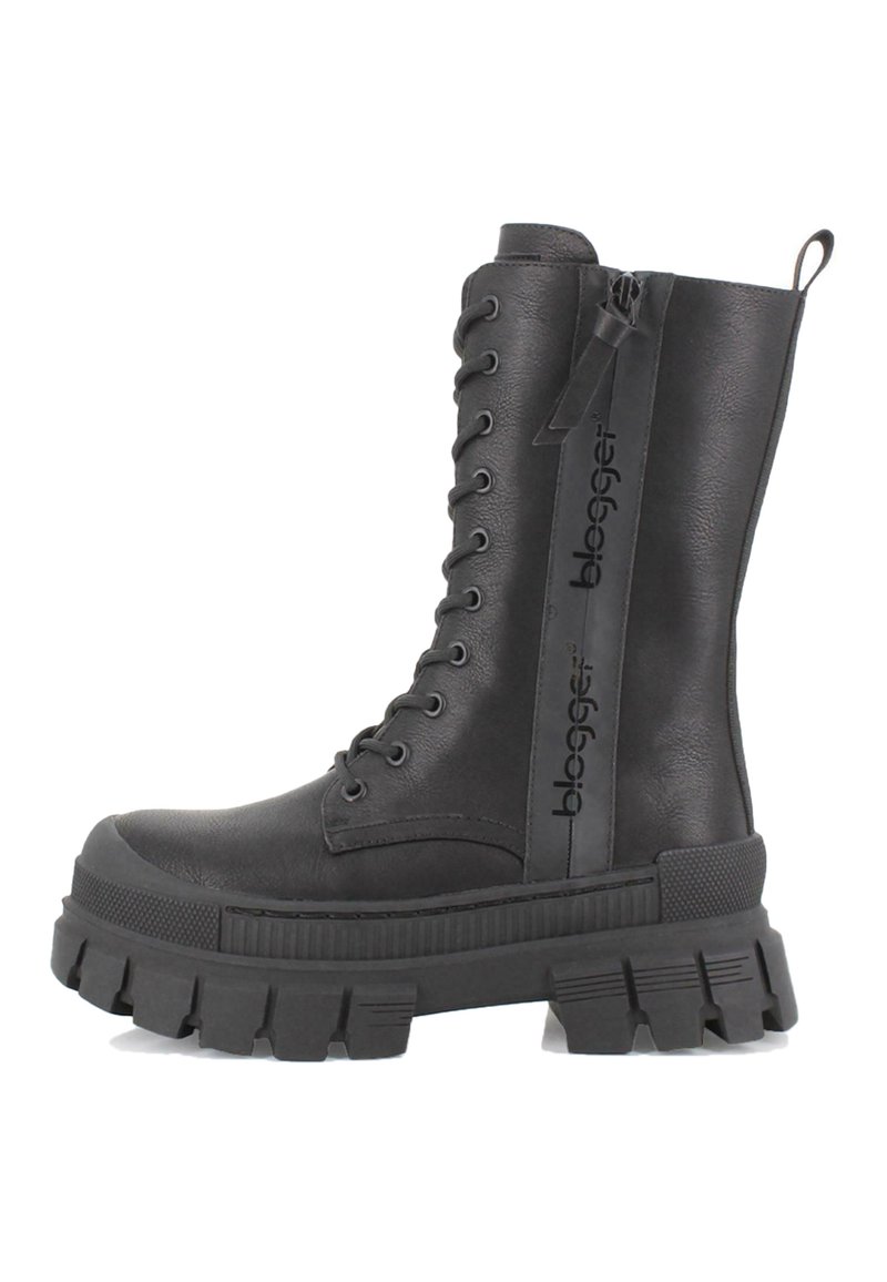 Bota negra de cordones hasta la rodilla, hecha de material sintético suave, con suela gruesa y estriada, y un detalle de cremallera con logotipo.