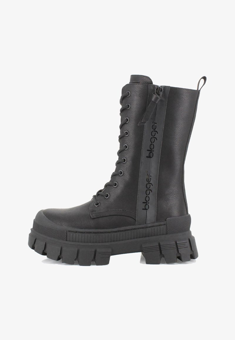 Bota negra de cordones hasta la rodilla, hecha de material sintético suave, con suela gruesa y estriada, y un detalle de cremallera con logotipo.