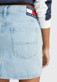 Tommy Jeans IZZIE - Falda acampanada - denim light