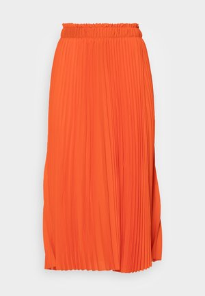 Jupe midi plissée en orange vif avec une taille élastique. La texture du tissu est lisse, présentant des plis verticaux uniformément espacés pour le mouvement.
