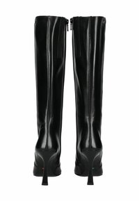 Stivali neri in pelle alti fino al ginocchio con un design elegante, tacchi appuntiti e doppie cerniere posteriori. Texture liscia e dettagli minimi.