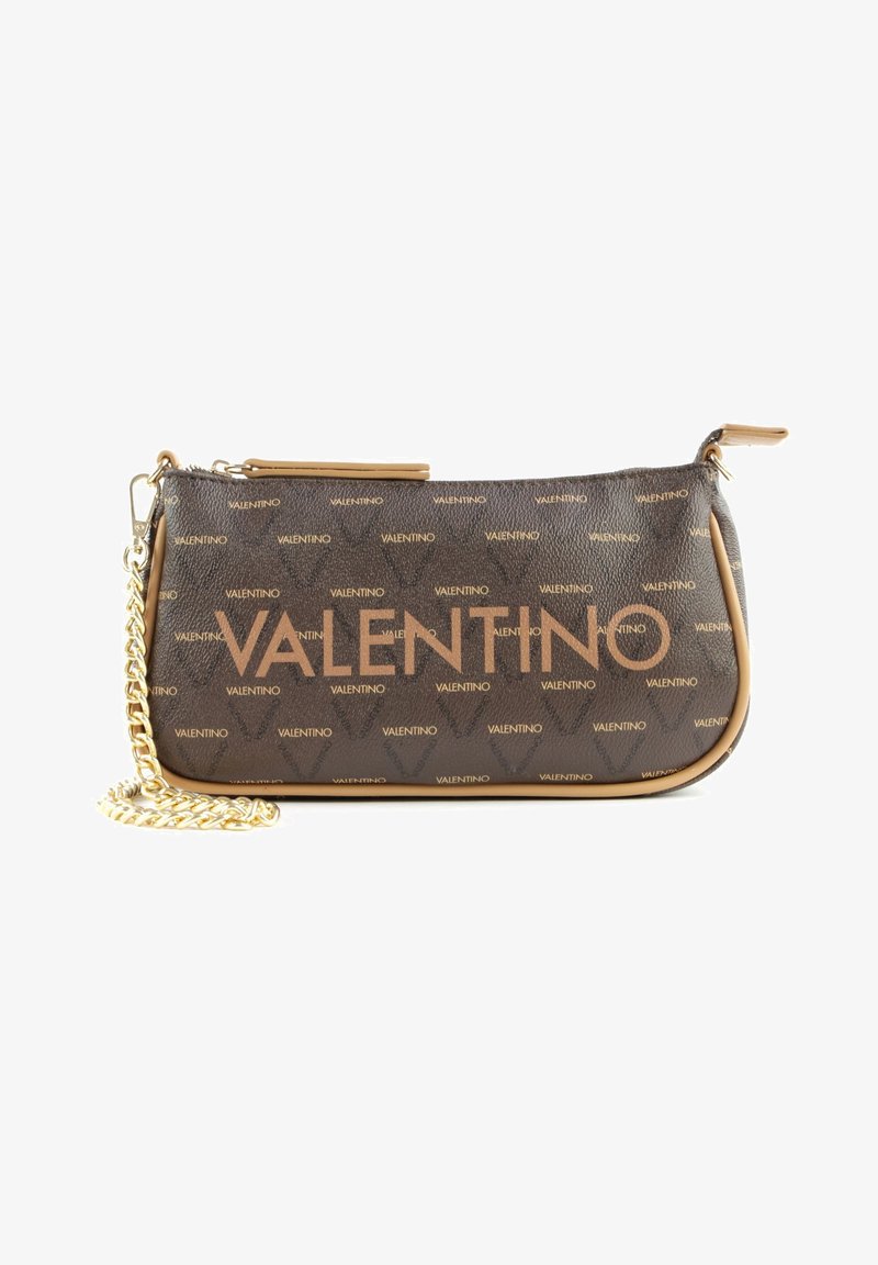 Bolsa de pulso castanha com padrão, feita de couro, com hardware em tom dourado, estampa de logotipo e alça de corrente removível. Fecho com zíper na parte superior.