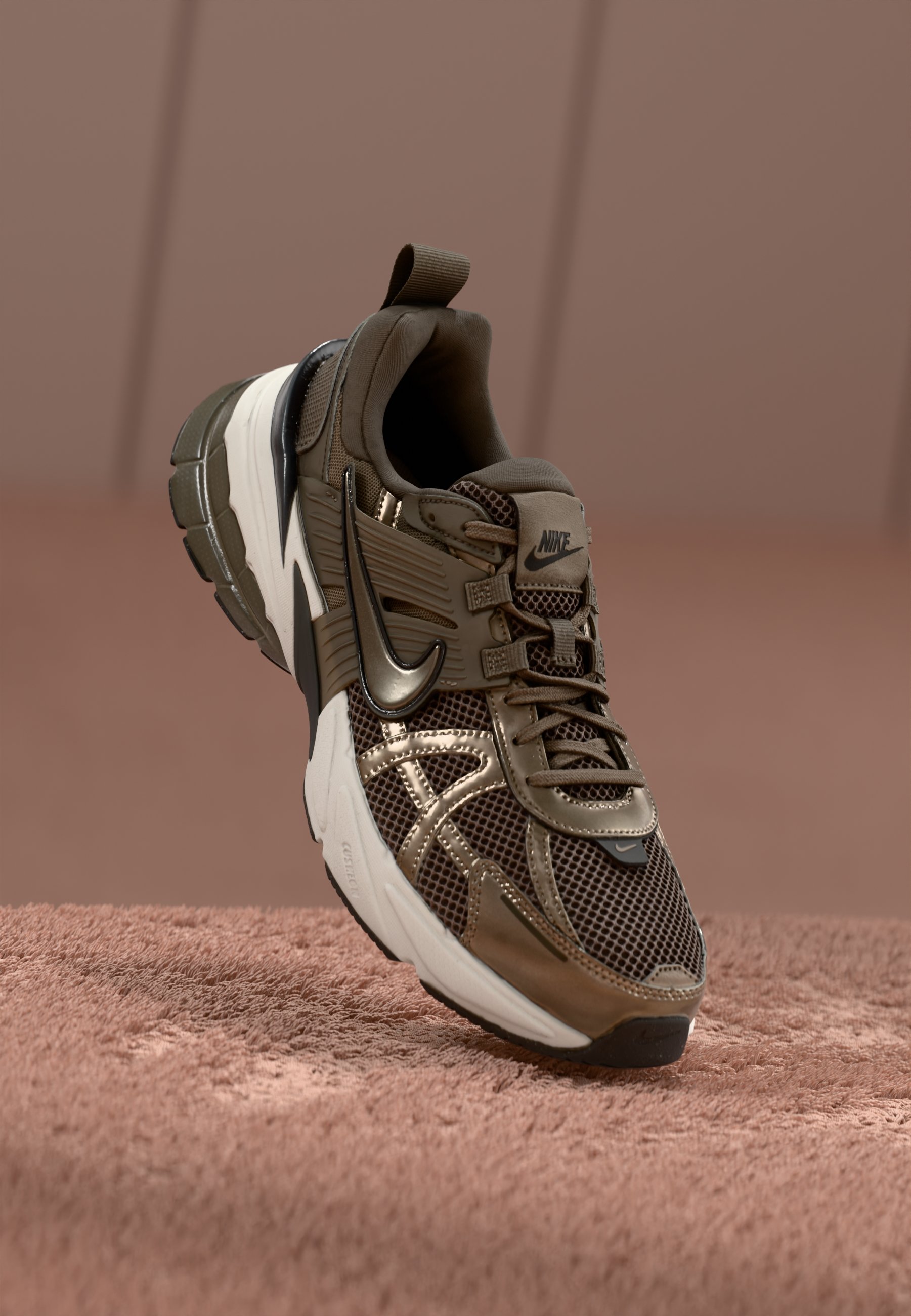 Nike Sportswear V2K RUN - Trainers - mink brown/ironstone