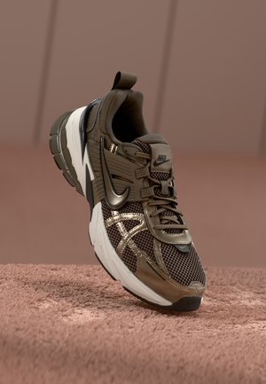 V2K RUN - Trainers - mink brown/ironstone/team anthracite/phantom/black
