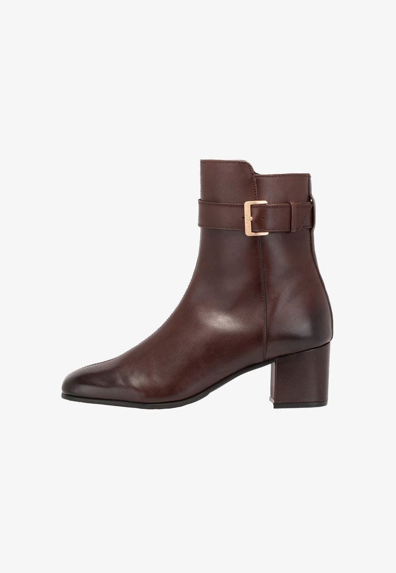 Brahno usnjeni gležnjarji s kvadratnim nosom, blok peto in dekorativnim zlatim zaponko. Gladka tekstura in elegantna zasnova.