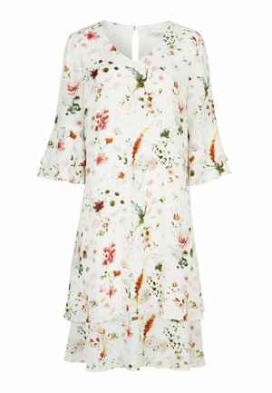 Valkoinen kukkakuvioinen mekko, jossa kerroksittaiset röyhelöhihat, 3/4-pituiset kellohihat ja V-muotoinen avonainen yksityiskohta selässä.