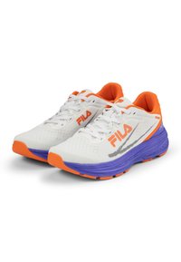 Witte sportieve schoenen met oranje accenten en paarse zool. Beschikt over een bovenwerk van mesh en een vetersluiting. Merkl logo zichtbaar aan de zijkant.