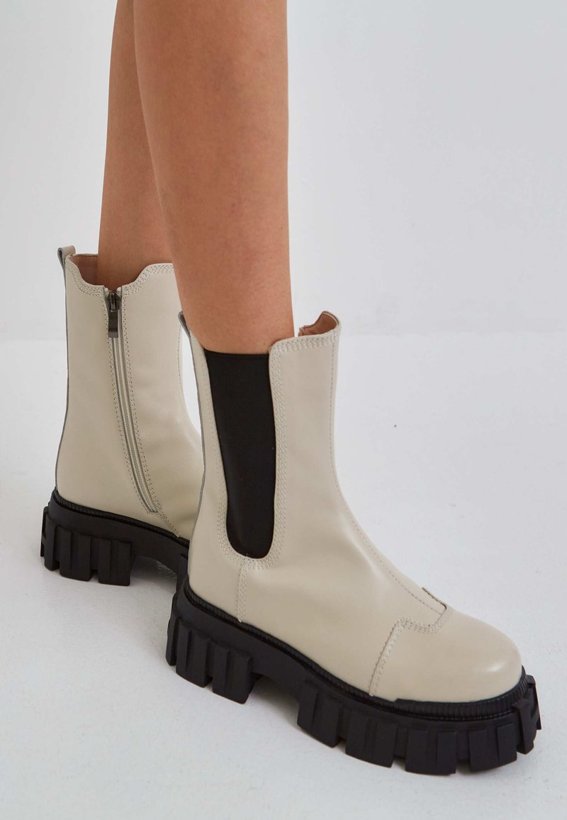 Cesare Gaspari CHUNKY - Stivaletti con plateau - beige