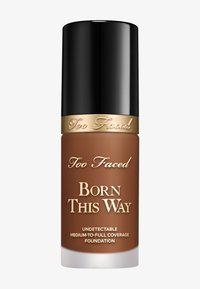 Braune Foundation-Flasche mit schwarzem Deckel. Goldener Text zeigt "Too Faced" und "Born This Way". Entwickelt für mittlere bis volle Deckkraft.