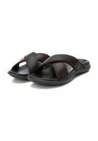 Sandalias marrones con tiras cruzadas y detalles perforados, hechas de material sintético, con una suela de perfil bajo y una plantilla texturizada para mayor comodidad.