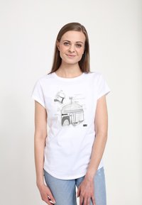 Biała bawełniana koszulka z krótkim rękawem z nadrukiem przedstawiającym hełm oraz strukturę kopuły w odcieniach czerni i szarości. Okrągły dekolt.