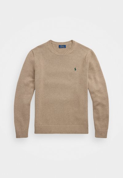 Beżowy sweter z dzianiny z okrągłym dekoltem, ściągaczami przy mankietach i dolnym brzegu, z małym zielonym logo na piersi. Miękka faktura, casualowy design.