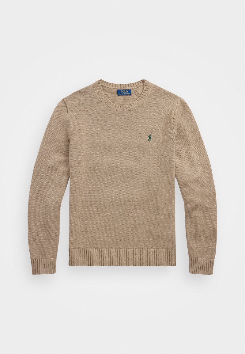 Beżowy sweter z dzianiny z okrągłym dekoltem, ściągaczami przy mankietach i dolnym brzegu, z małym zielonym logo na piersi. Miękka faktura, casualowy design.