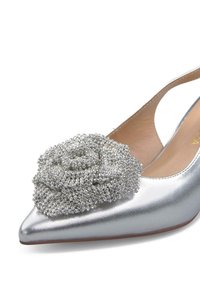 Scarpa argento con punta a punta e design slingback, caratterizzata da un'ampia decorazione a rosa di perline sulla punta. Finitura metallica liscia.