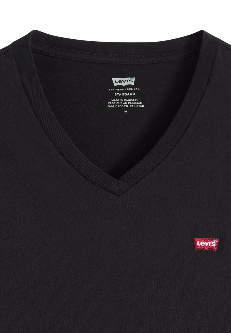 Schwarzes Levi's V-Ausschnitt T-Shirt mit kleinem rotem Levi's-Logo auf der Brust, Größe Medium, hergestellt in Pakistan.