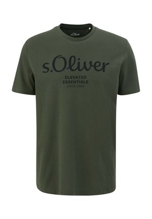 Olivgrünes Baumwoll-T-Shirt mit kurzen Ärmeln, Rundhalsausschnitt und schwarzem Aufdruck "s.Oliver ELEVATED ESSENTIALS SINCE 1969" auf der Vorderseite.