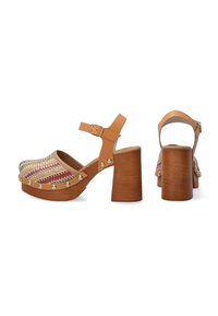Tan leren platform clogs met een geweven, meerkleurig teengebied, goudkleurige studs langs de zijkanten en een chunkie houten hak.