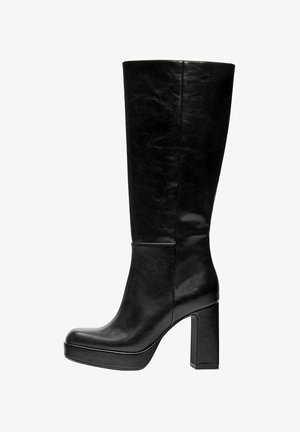 Ghete negre până la genunchi, cu o textură de piele netedă, vârf pătrat, platformă groasă și toc bloc masiv. Design minimalist, fără elemente decorative.