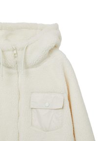 Giacca in fleece color crema con chiusura con zip, un ampio cappuccio e una tasca a toppa singola con dettaglio a bottone a pressione. Texture morbida.