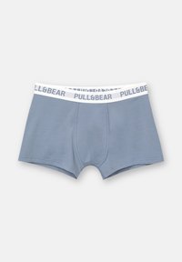 Világoskék boxer alsó fehér derékrésszel, amelyen szürke "PULL&BEAR" felirat található. Puha anyagból készült, testhezálló kialakítású, kontúrozott zsebet tartalmaz.