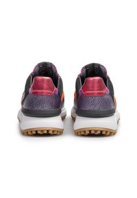 Scarpe da atletica nere con accenti multicolori, dettagli metallici rosa e viola sul tallone, tessuto testurizzato e suole in gomma bianca.