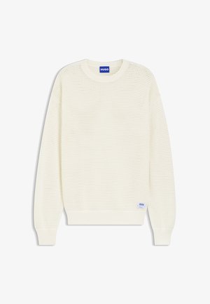 Kremfarget strikket genser med lange ermer, ribbestrikkede mansjetter og kant, med en blå "HUGO"-etikett ved halsen og nederst på kanten.