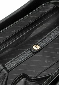 Wnętrze czarnej torebki z zewnętrzną powłoką z teksturowanej skóry, złotym zatrzaskiem i zamykaną na zamek komorą. Wnętrze wyłożone czarno-szarym paskowanym materiałem.