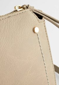 Next SADDLE STANDARD - Keresztpántos táska - bone cream