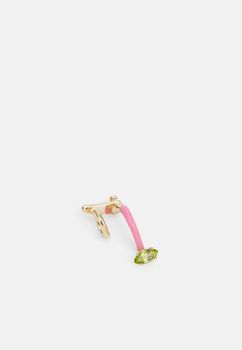Cercei aurii cu un braț curbat de culoare roz și un accent din piatră prețioasă verde. Finisaj lucios, design modern și formă minimalistă.