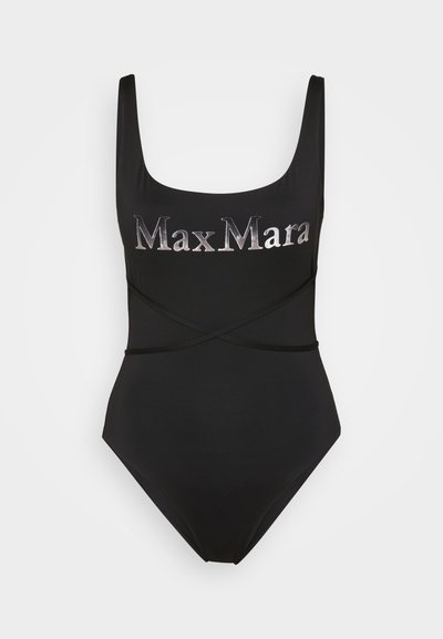 Maillot de bain noir une pièce avec un décolleté carré. Présente un logo métallique 'MaxMara' et des bretelles croisée pour des éléments de design supplémentaires.