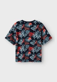 Camisa de manga corta en color marino con un estampado tropical que presenta follaje rojo y verde azulado. Tejido suave, corte relajado, escote redondo. Sin etiquetas visibles.