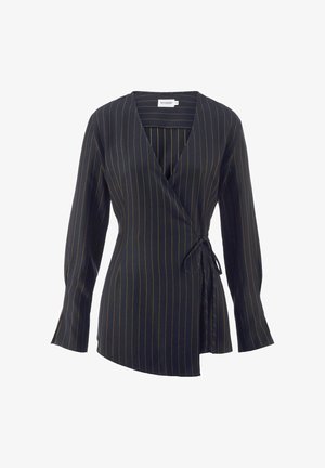 Blouse noire enroulée avec des rayures jaunes verticales, manches longues, décolleté en V et fermeture par lien à la taille. Tissu lisse et léger.