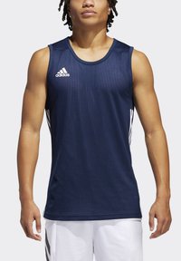 Marineblå ærmeløs atletisk jersey lavet af mesh-stof; hvid Adidas-logo på brystet; kontrasterende hvide side-striber.