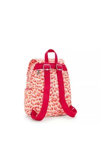 Mochila con estampado de leopardo en tonos rosa y naranja, con correas y herrajes rojos. Incluye un asa en la parte superior y un bolsillo lateral para almacenamiento.
