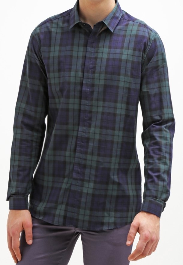 Herrskjorta i rutig mönster, med en mörk lila och grön rutdesign, långärmad, med knappad krage, tillverkad av smidig tyg.