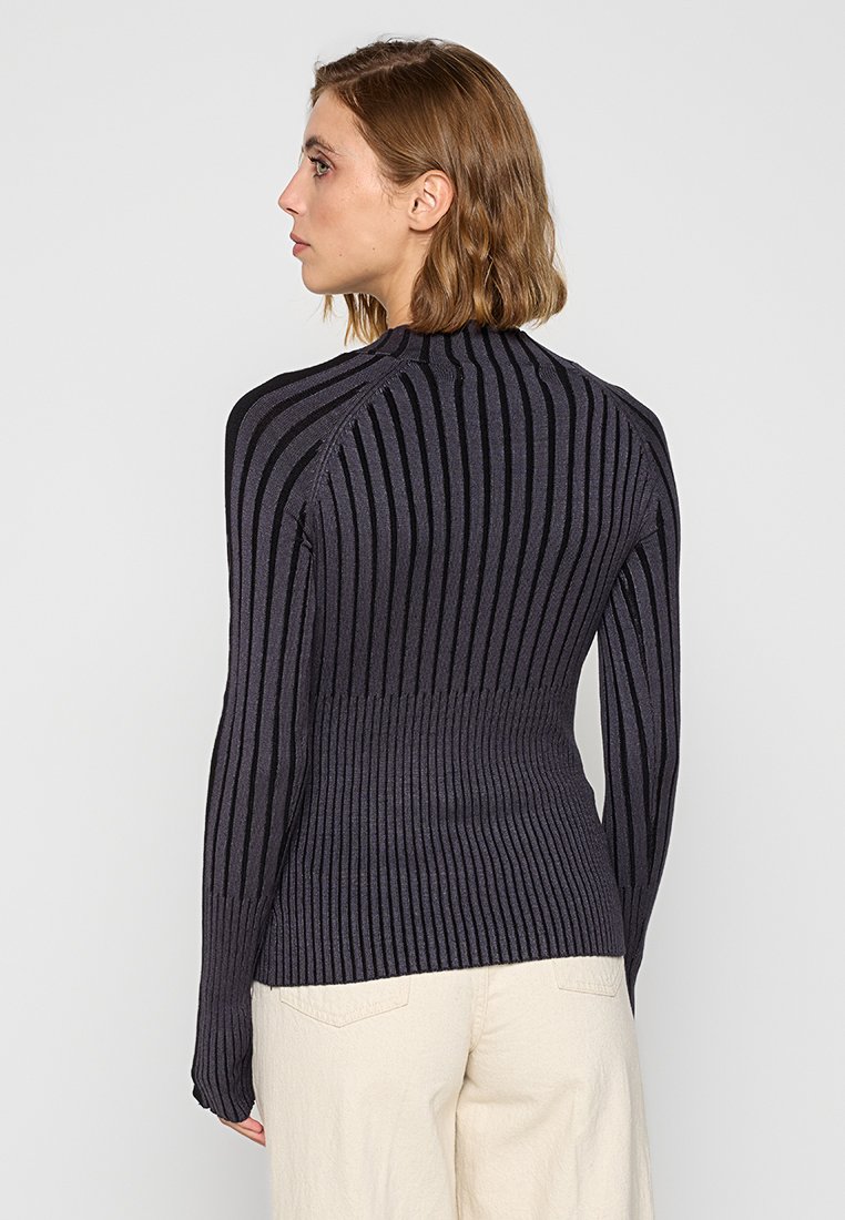 Langärmliger, taillierter Rippstrickpullover in Dunkelgrau mit strukturierten vertikalen Streifen und einem Stehkragen, aus einem dehnbaren Strickmaterial gefertigt.