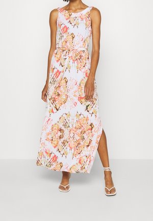 Vestido maxi con escote redondo, patrón floral en rosa, naranja y blanco, con cinturilla anudada y abertura lateral para mayor movimiento.