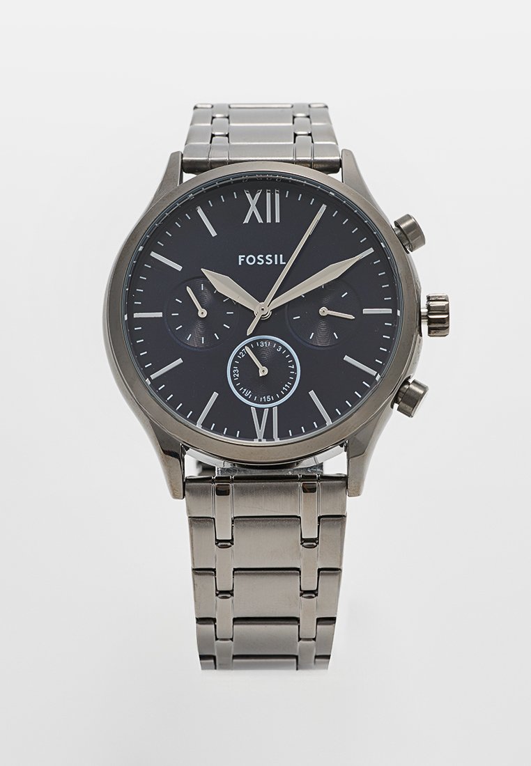 Reloj de acero inoxidable con esfera negra, acentos plateados y funciones de cronógrafo. Marcadores de números romanos, pulsera pulida.