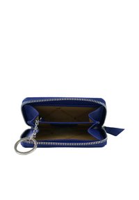Portafoglio blu con zip e hardware argento. Presenta due scomparti per carte e un attacco per chiavi, mostrando una texture esterna liscia.