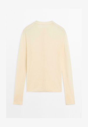 Jasno beżowy sweter z długim rękawem, okrągłym dekoltem, prążkowaną strukturą i dopasowanym krojem. Brak widocznych ozdób lub wzorów.