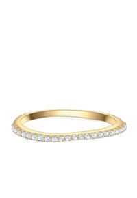 Zlatý prsteň s vlnitým dizajnom, ktorý zdobí rad čistých, guľato brúsených kameňov pozdĺž predného okraja pre zvýraznenie detailov a lesku.