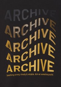 Crna majica s natpisom "ARCHIVE" u različitim fontovima i nijansama zlatne i srebrne boje, raspoređena u valovitom uzorku. Tekstura ispisa.