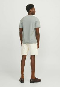 Jack & Jones GEDRUCKT RUNDHALS - Camiseta estampada - gray mist